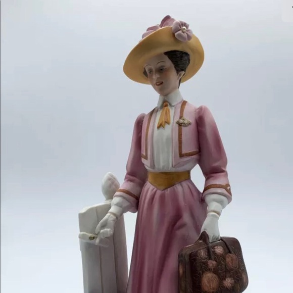 Vintage Avon Lady Albee Award figurine 1983 - Picture 4 of 6